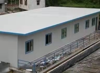 Malendes helles Messgerät-Stahlrahmen-Haus, das Werkstatt mit Kran verarbeitet